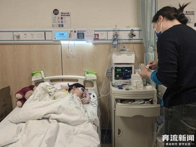 女童术后成植物人，家属索赔 。                         