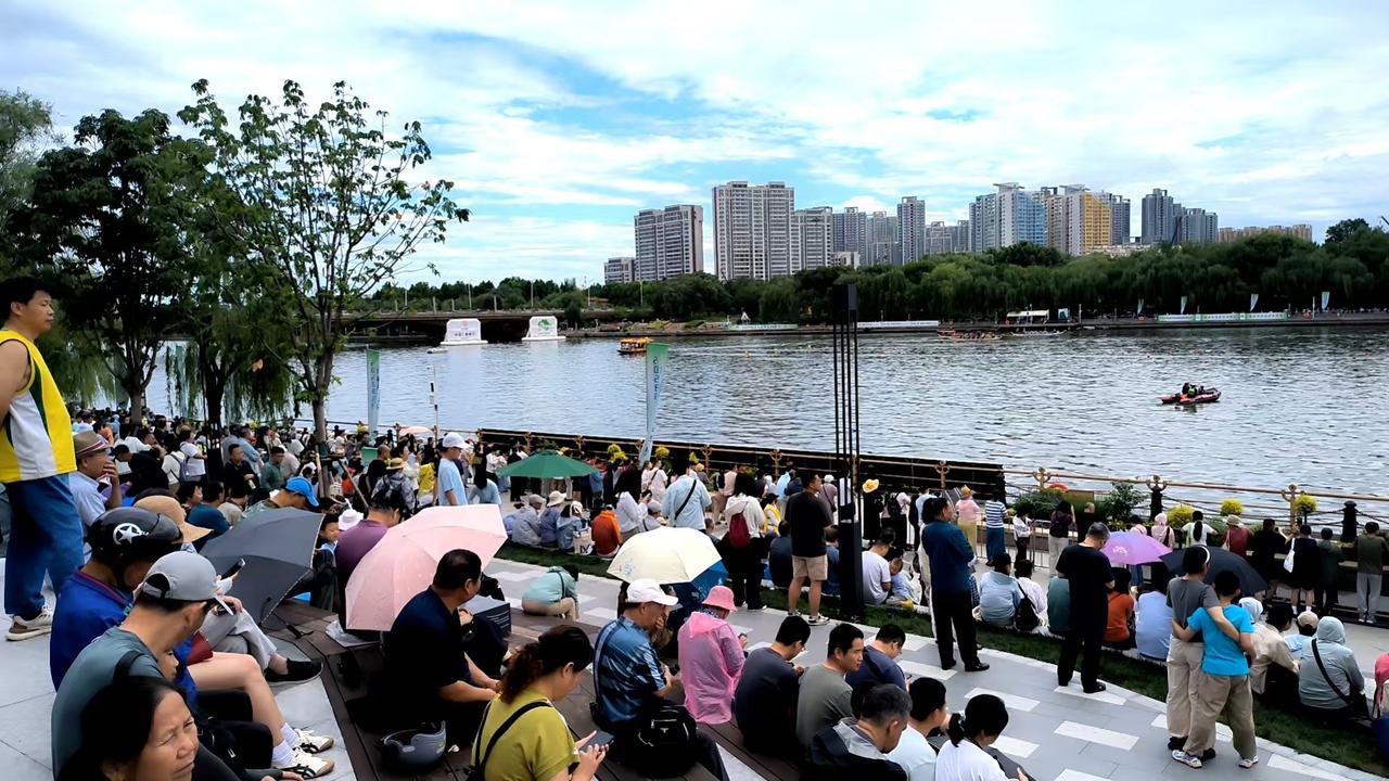 一条大运河贯穿南北，让“龙舟赛”“水上漂移”“灯光秀”等北方人很难看到的南方活动