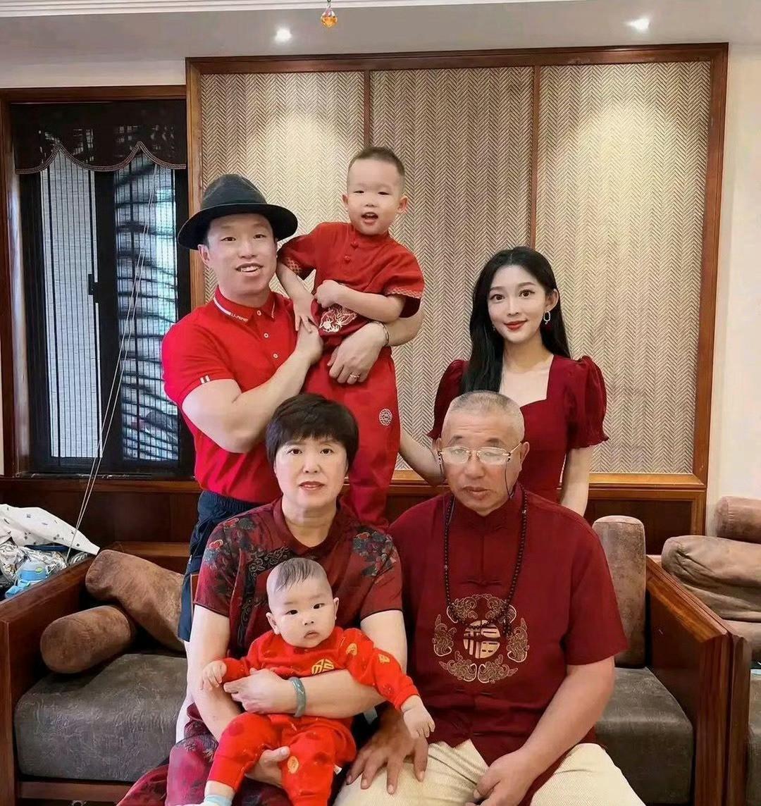 不得不佩服他家的基因，这么漂亮的媳妇，依然撼动不了他家的基因。 ​​​