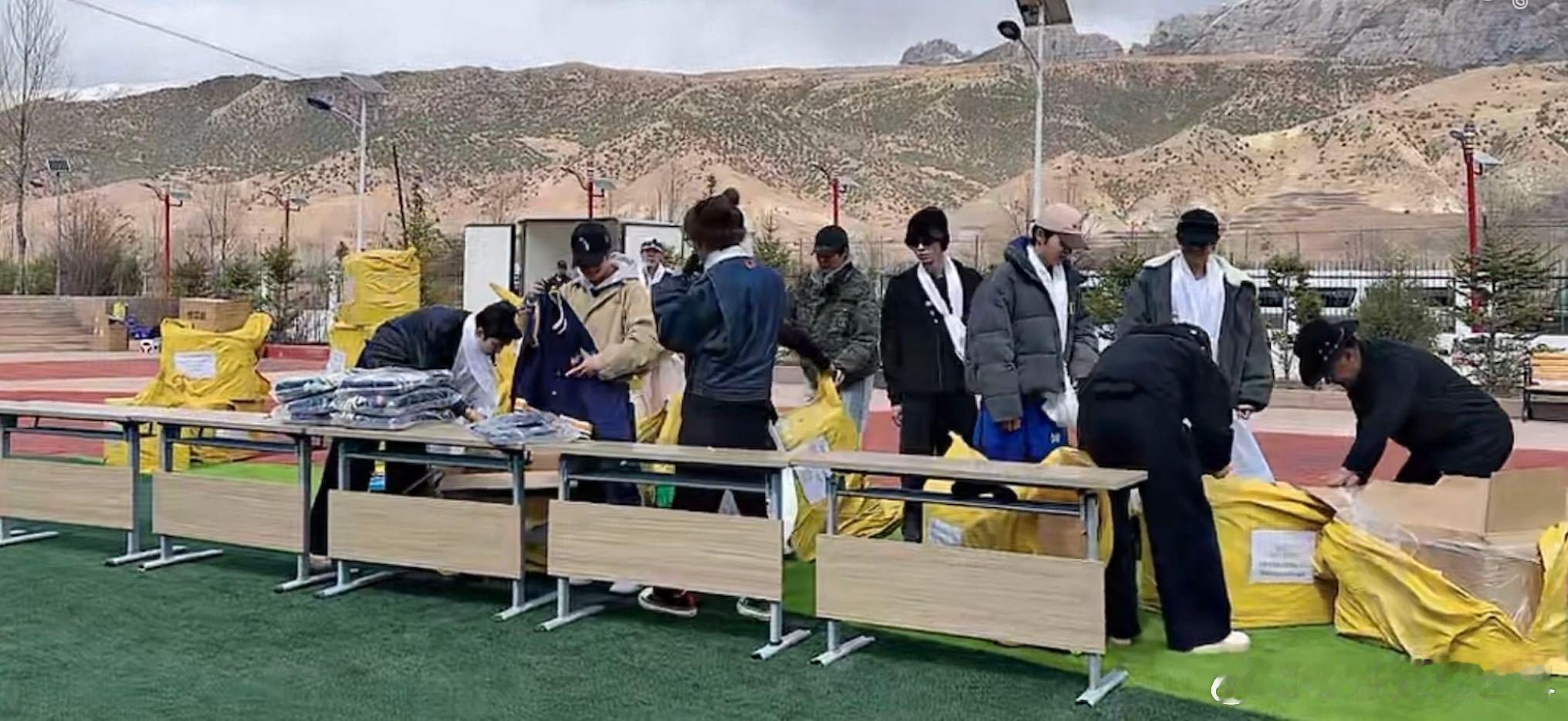 十个勤天送校服 被十个勤天这波“撑伞”暖到了，重返囊谦开启后陡门校服计划，真的是