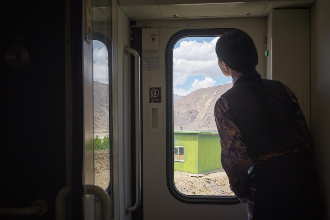 拉林铁路，火车经过山南地区的一处铁路护路员执勤小屋，大地、小屋、天空正好呈现了黄