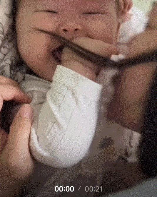 妈妈亲，笑开花；爸爸亲，哭到炸。湖北这对夫妻拿娃做实验，结果拍出了“亲生”和“亲