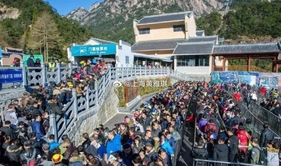 多地景区开启人从众模式国庆假期第二天，全国各大热门景区迎来客流高峰，正式开启“人