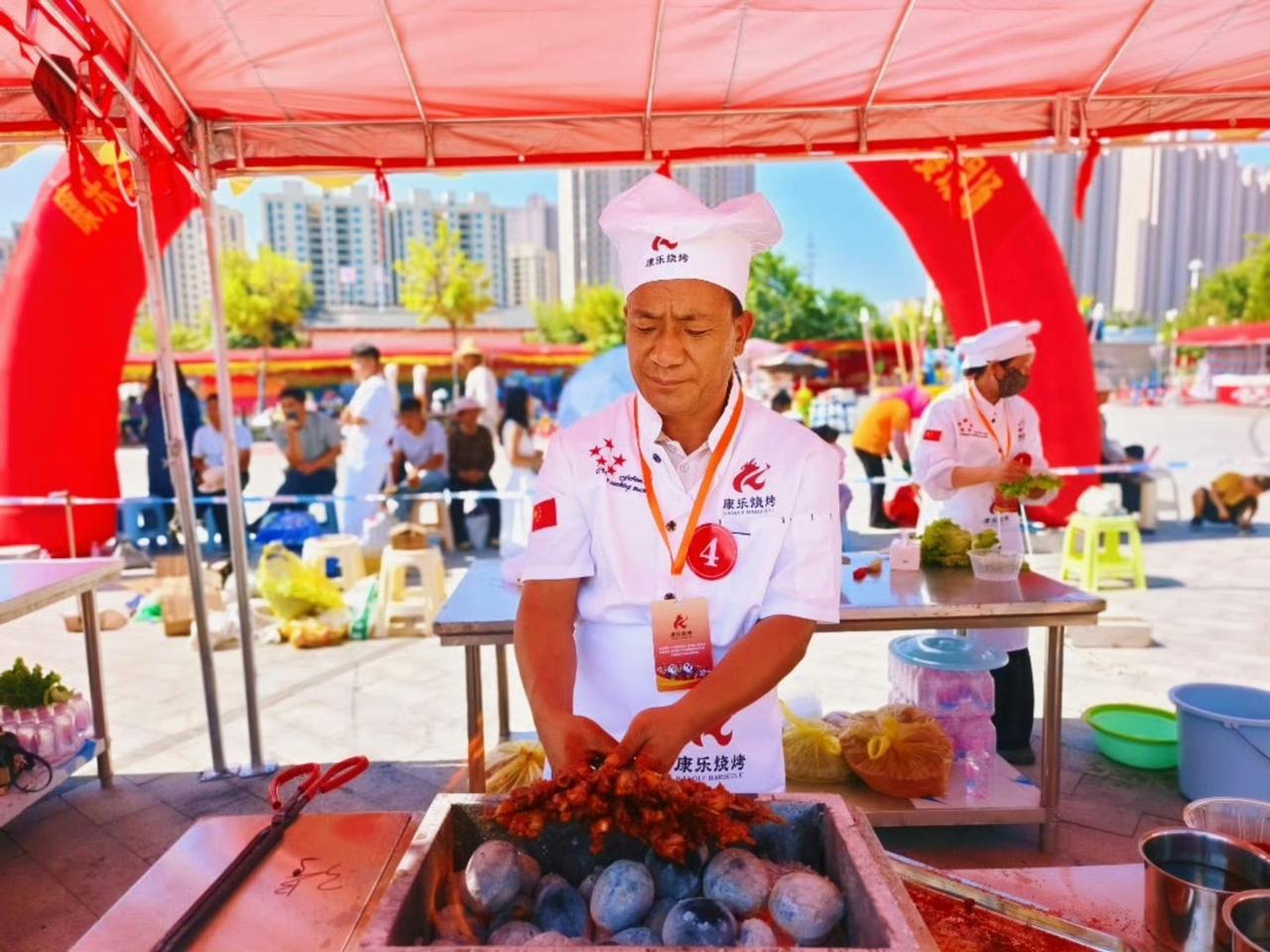烟火里的匠心康乐烤出就业新路 

8月8日，甘肃康乐胭脂湖文化广场炭火升腾、香气