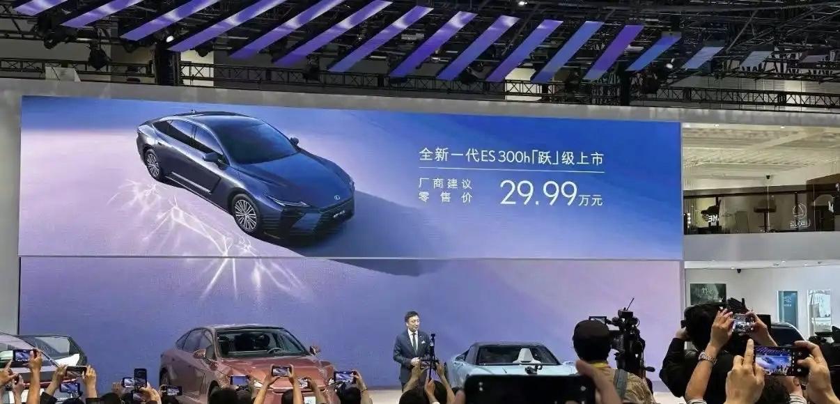 北京车展新款雷克萨斯ES价格我们先不谈，就这个外观，和广汽的车真像啊
