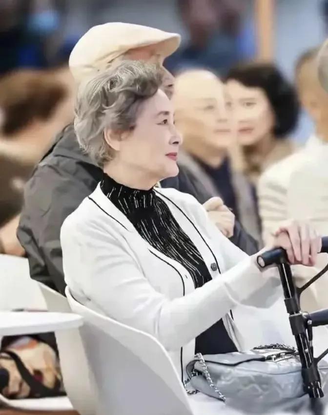 这位老奶奶年轻的时候一定是个大美人儿吧！86岁了还那么气度不凡，德艺双星，真让人
