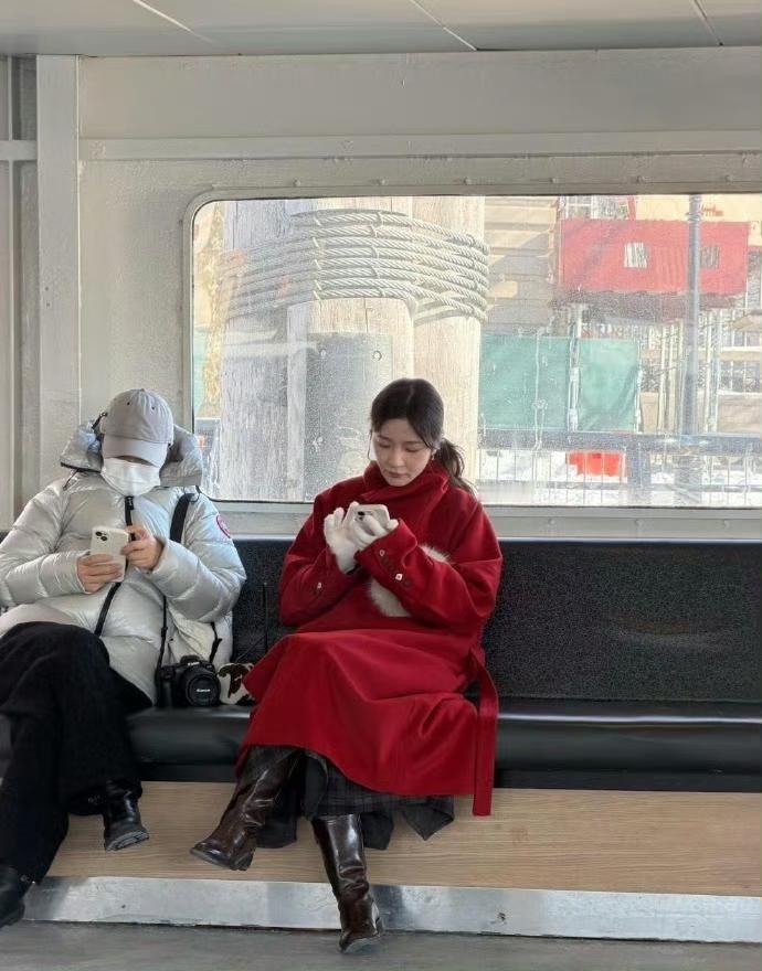 28岁的徐娇在美国旅游被偶遇，看起来真是越来越贵气了[翻白眼] ​