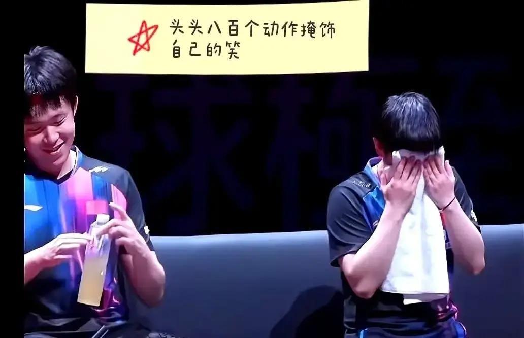 莎头组合刚赢下一局，镜头突然切到对面“动漫组合”俩外国小伙蹲在地上，手舞足蹈比发