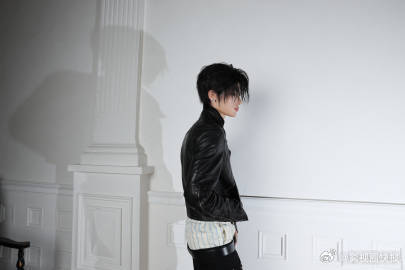 张峻豪潮流与风格日常私服简约不简单，张峻豪用基础款打造百变造型。叠穿技巧、色彩搭