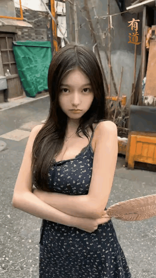 调皮可爱的大眼睛女朋友生气了，还怎么哄她好呢？