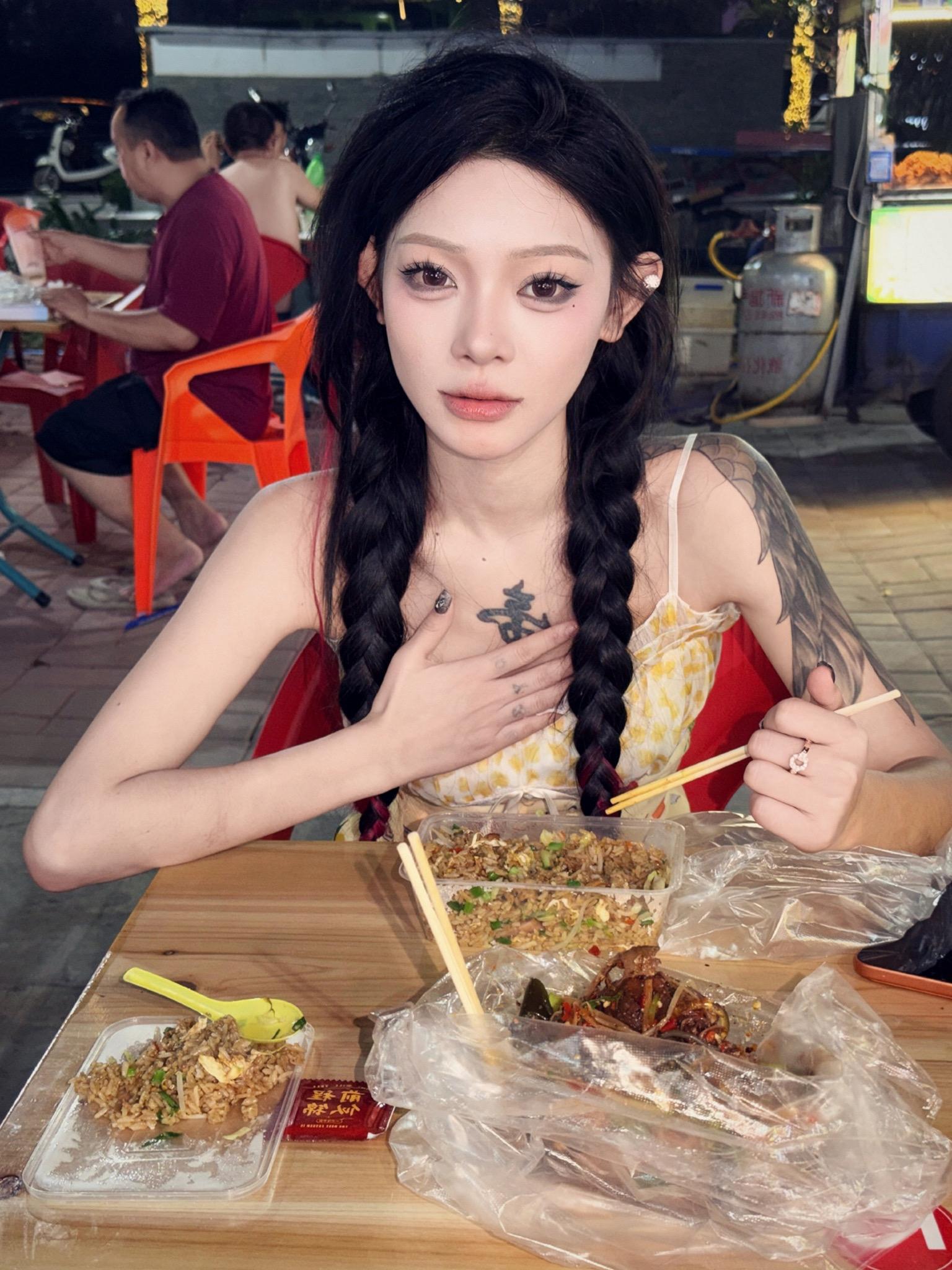 那年我18我不要金项链也陪你吃路边摊 可你年少意气风发 始终不懂这份情有多难得