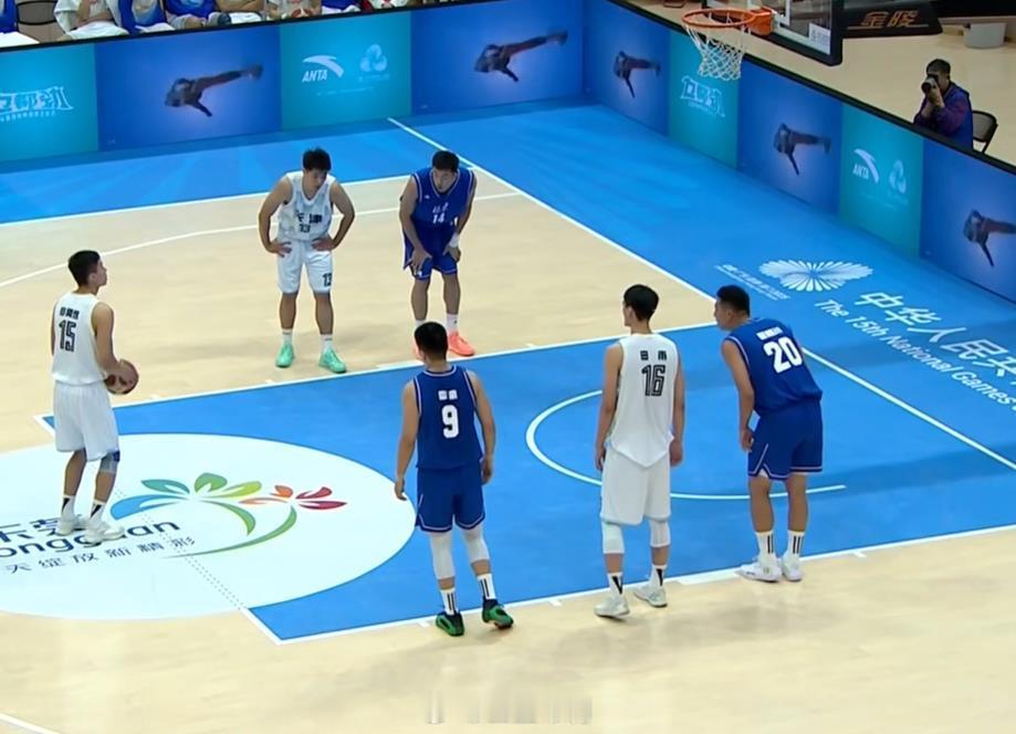 第十五届全运会 也是三道杠赞助的北京队，雷蒙穿了个绿边的哈登8！ ​​​​原本只