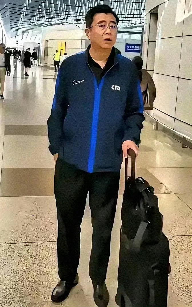 国足出征东亚杯托运140件行李 国足去韩国参加与韩国队的比赛，出差2天，净吞3个