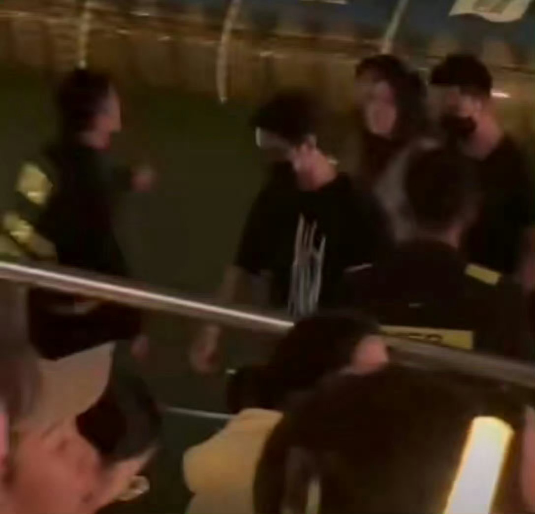 肖战直接坐在中控台看的 肖战那个眼神啊，他是真的好喜欢好喜欢，特别纯粹的喜欢[求