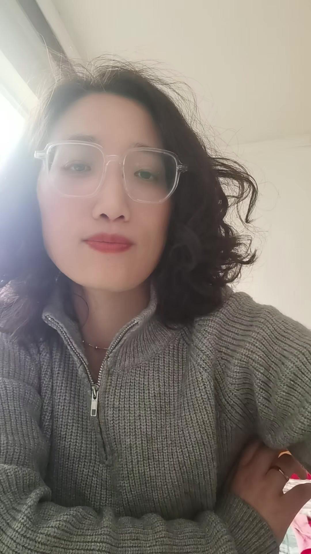 🪡54岁的她用针线熬出震撼时光
1️⃣16年坚持：从少女到阿姨，别人下班刷手机