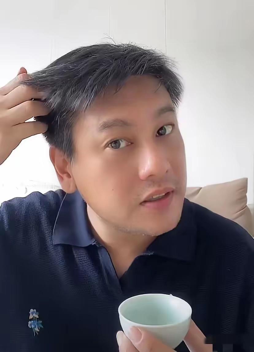 朱孝天说他没有朋友，老婆是他唯一的朋友，其实他自己明白，不是没人跟他做朋友，而是