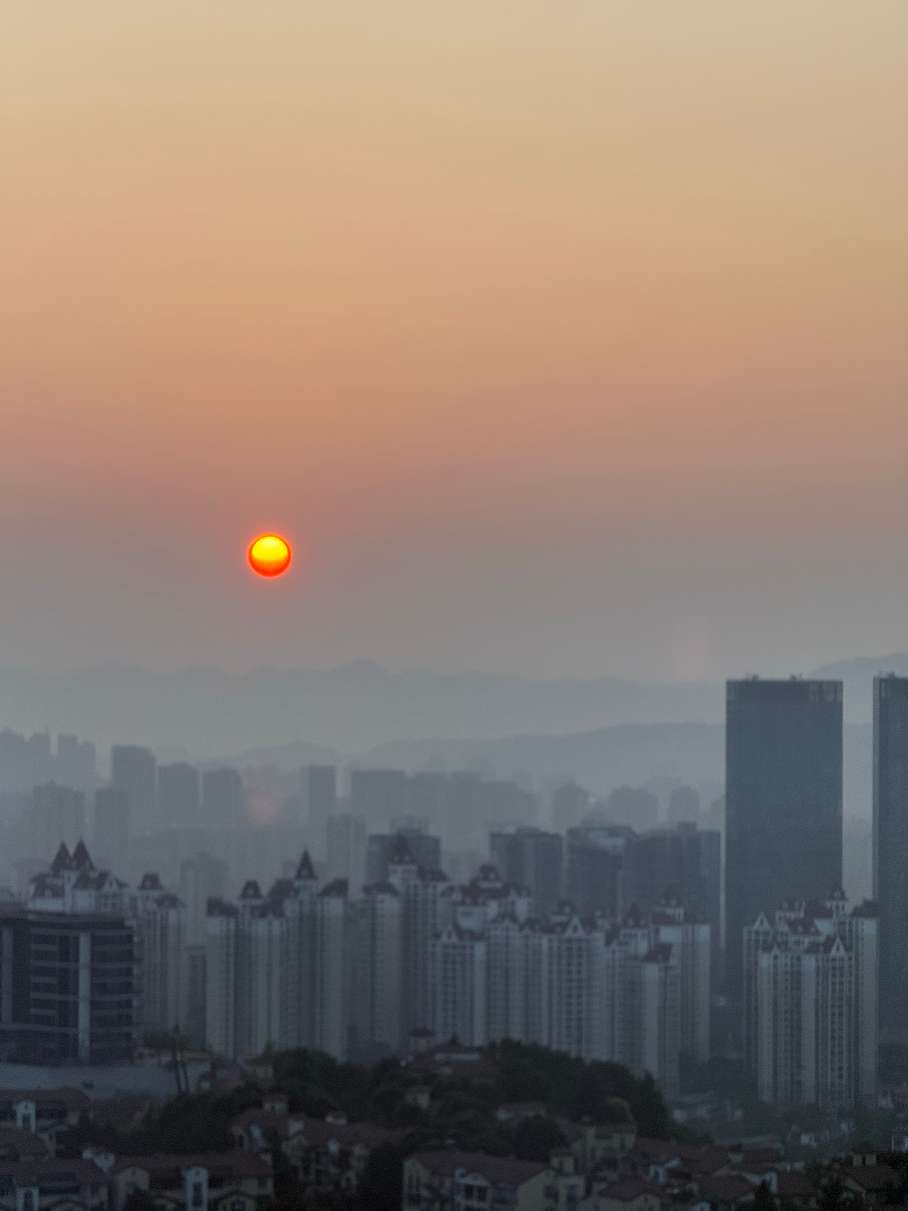 司机哥哥说：“全国都一样，都是慢车占用左侧快车道，重庆[超话] 重庆也不例外”，