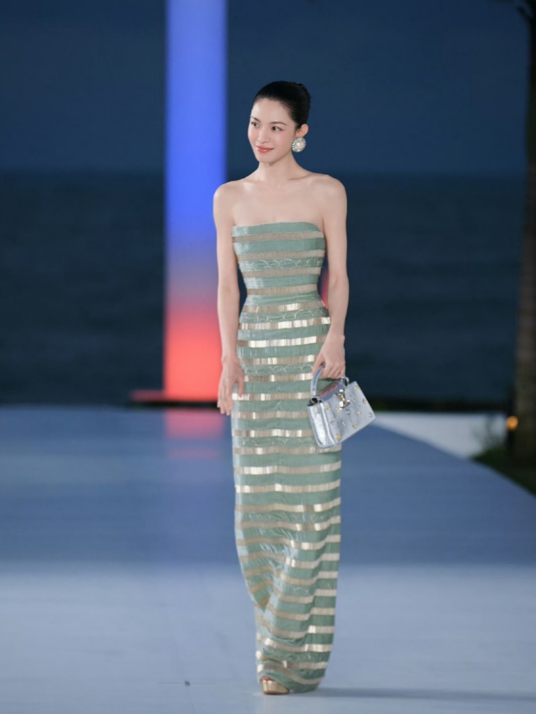 王耀庆对钟楚曦贴脸开大 ELLE风尚大典主持环节中，王耀庆对嘉宾钟楚曦调侃道：“