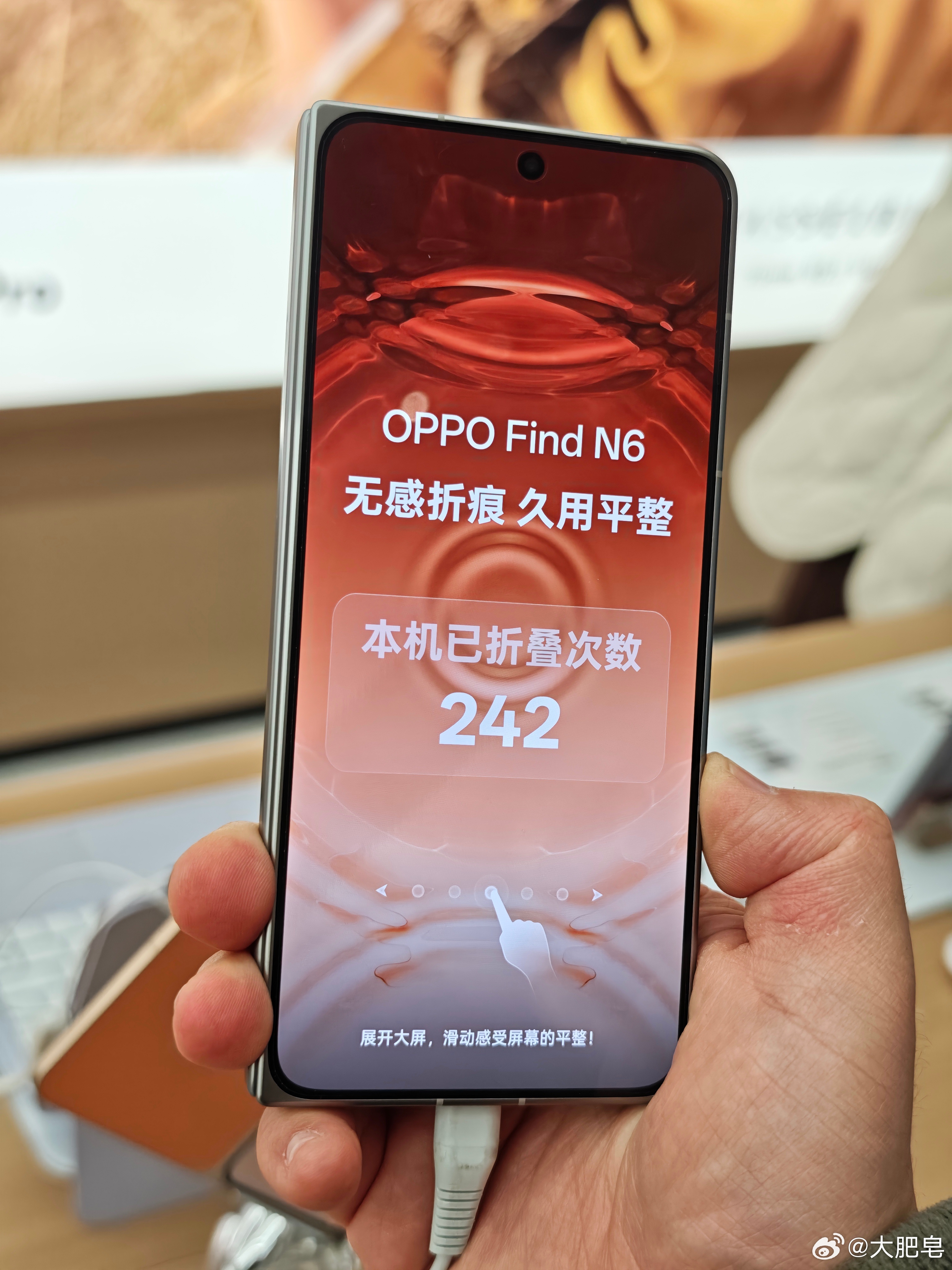 店里有OPPO Find N6了。和店员聊了一下，最近来看这手机的人特别多，第一