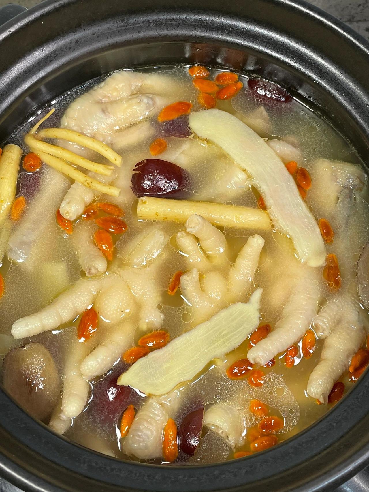 我妈又给我煲这锅！！好吃到
药膳鸡脚汤！滋补鲜美！美容养颜！
鸡脚软烂入味，满满
