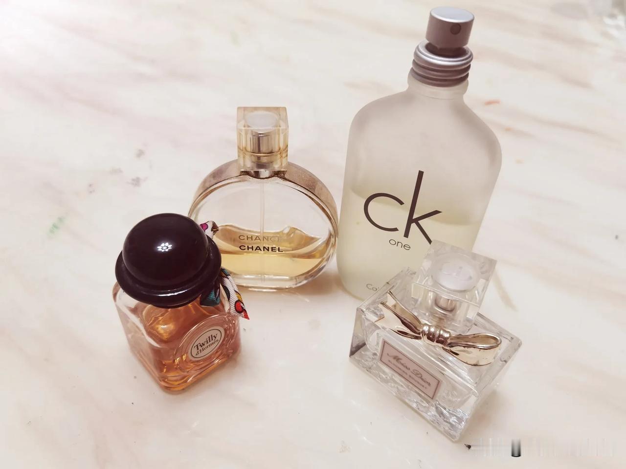 你们喜欢香水吗？
一般买香水会同时买几种类型的？
我个人的话
一般冬天喜欢用浓一