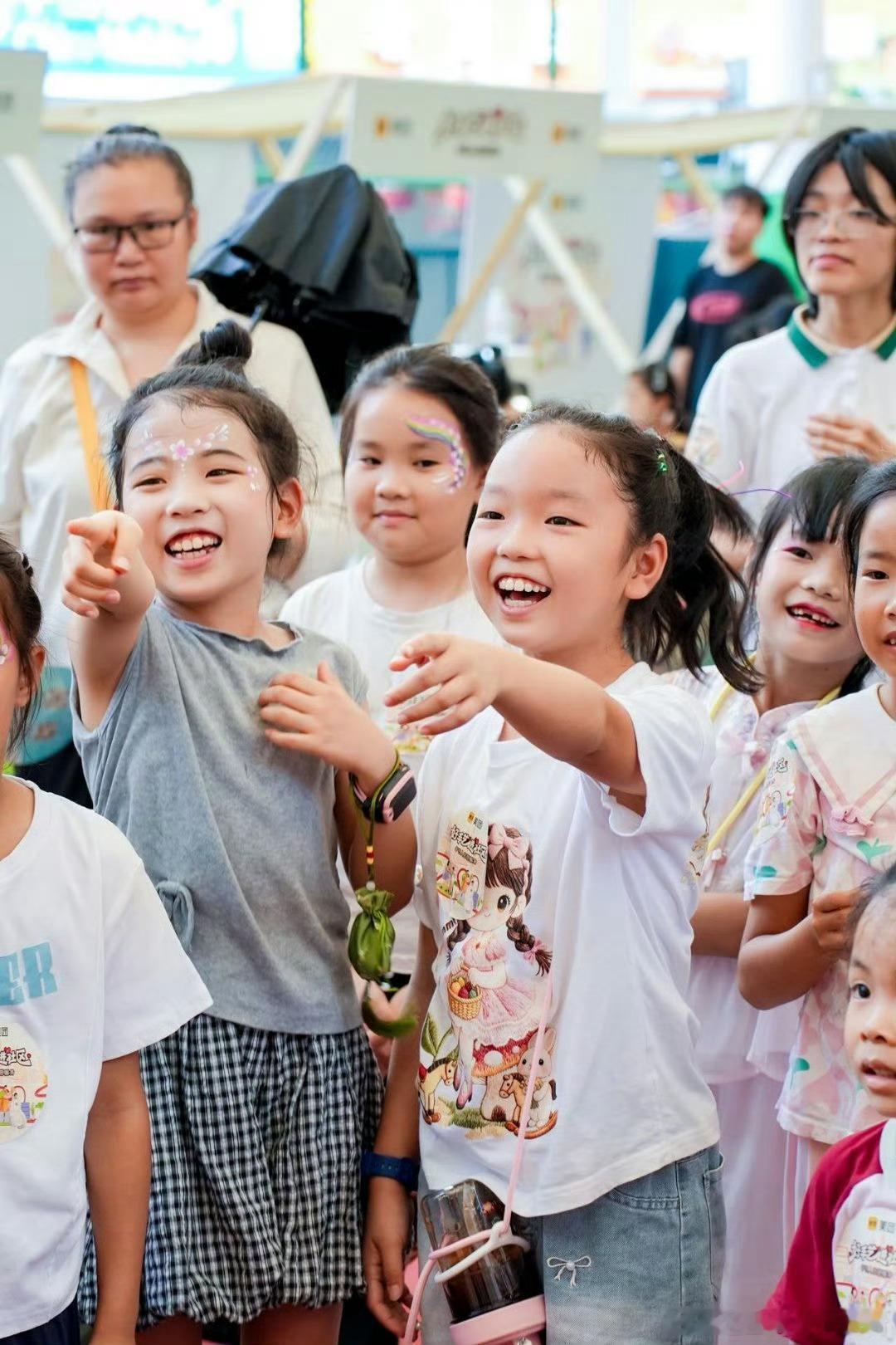 六一手艺人把主题乐园搬到了家门口手艺人把每个小孩的六一愿望都当真了 奥特曼彩绘配