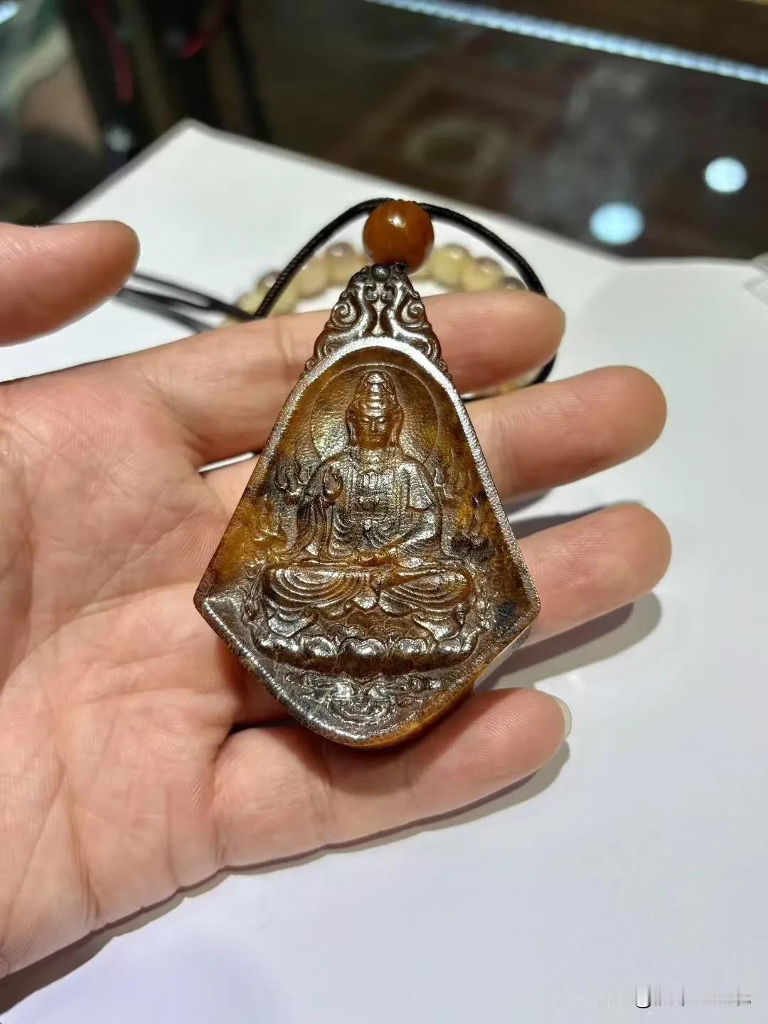 收藏的几款老犀角雕牌，哪款你最喜欢呢？
老犀角雕通常有深沉的琥珀色、蜜色或栗色，