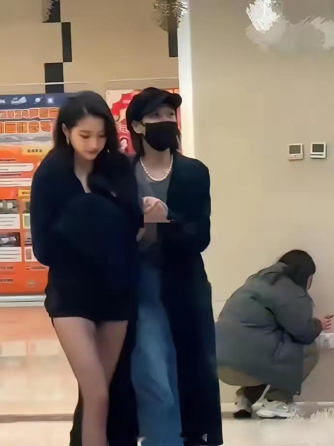 即便穿的裤子是那么短，但丝毫不觉得关晓彤擦边。 ​​​