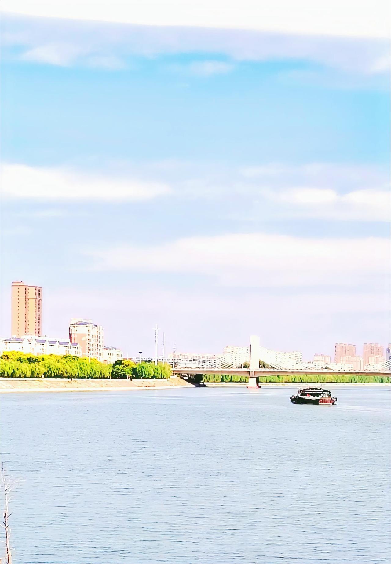 昨天上午去公园游玩，看到沙颍河两岸美景，拿起手机随手拍了张照片，与大家共同分享这
