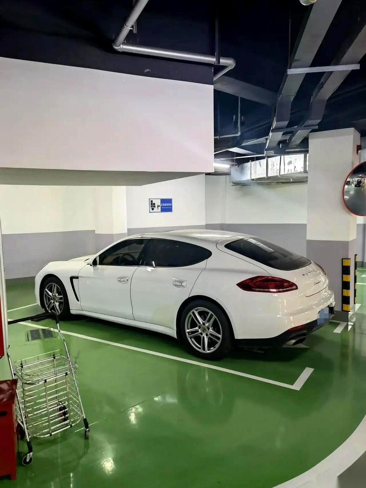 120万买的帕拉梅拉，14年的车，刚跑了3万公里。
二手车贩子过来看了一眼，伸出