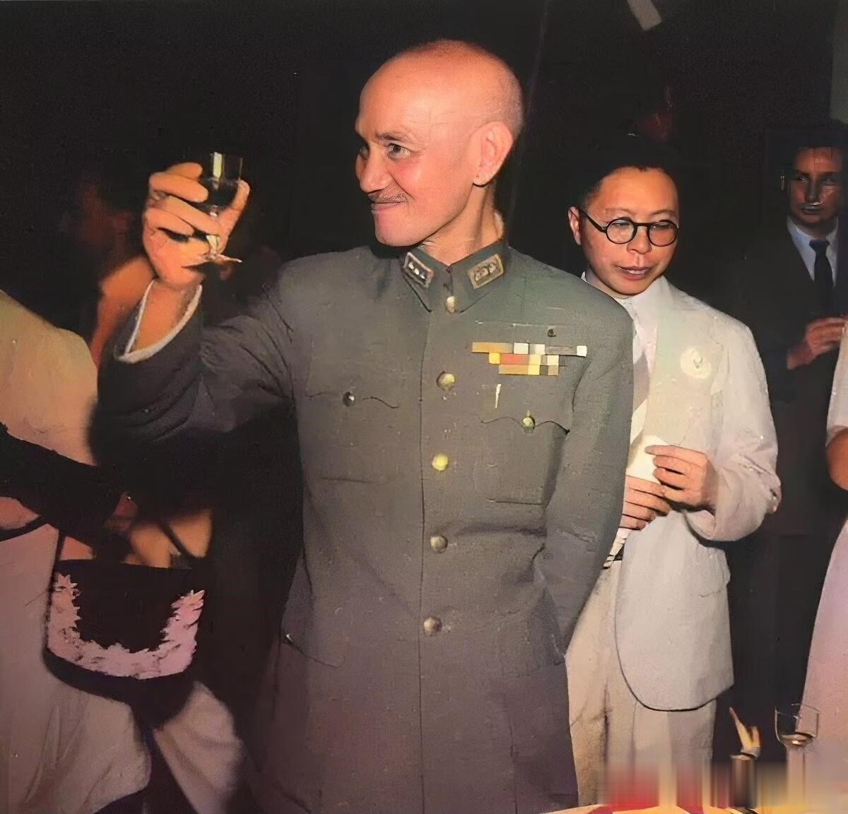 1945年8月，重庆谈判期间，在为迎接毛主席的宴会上，举起酒杯的蒋委员长，他还在