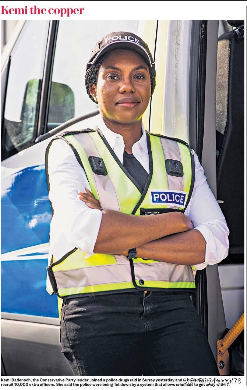 🇬🇧英国保守党领袖凯米·巴德诺赫（Kemi Badenoch）昨天身穿警服，