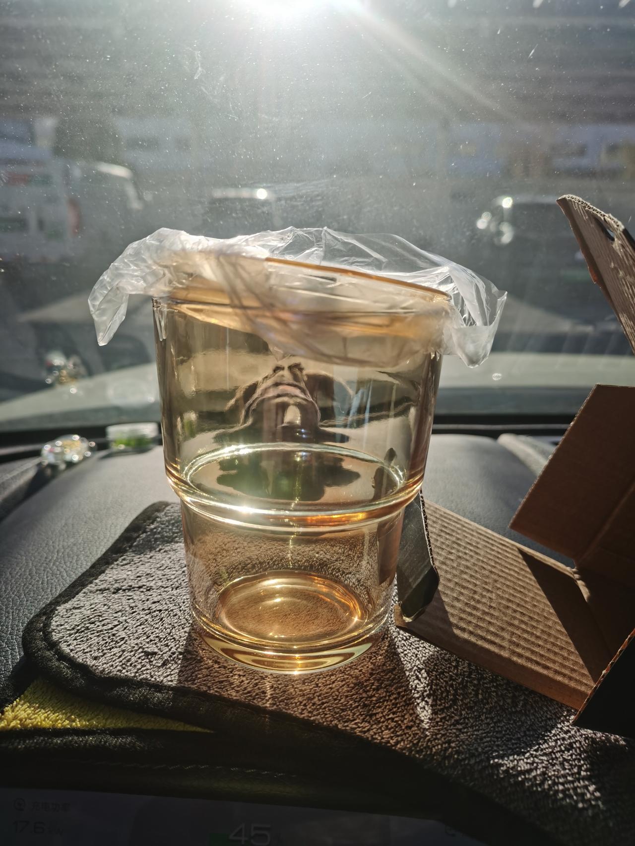 蔚来开始地推了吗？今天在充电站充电，两个蔚来的工作人员来发礼品了，送一盒小杯子，