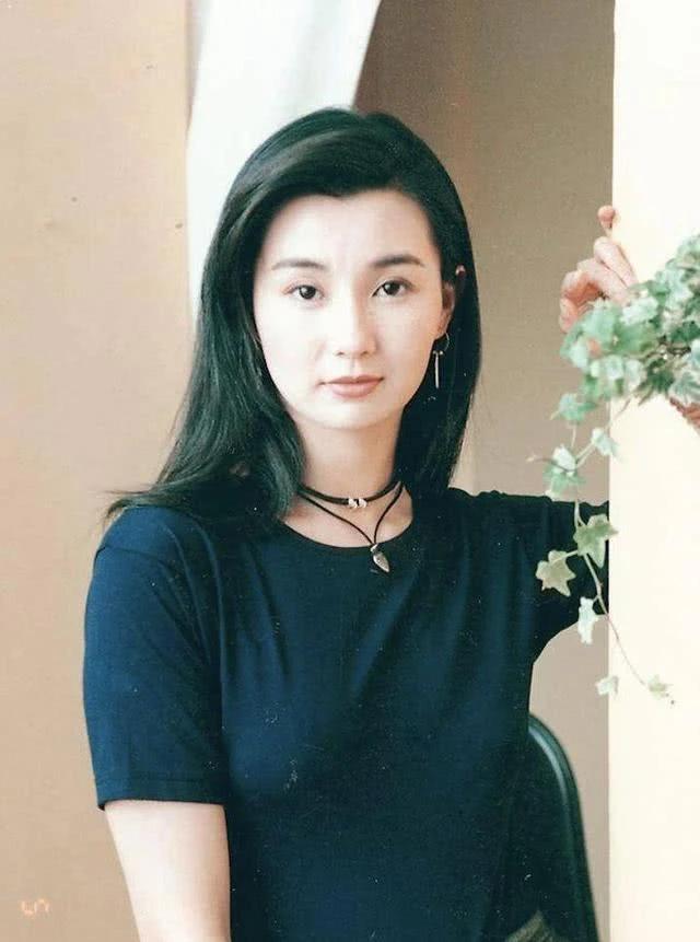 张曼玉是一位才华横溢的香港女演员，她在电影界有着举足轻重的地位，曾多次获得国际影