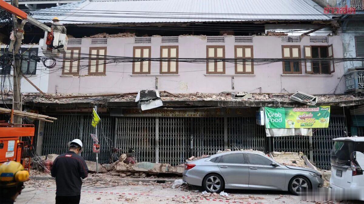 昨天傍晚，曼谷市唐人街附近发生一起老旧建筑坍塌事故。一栋商业建筑二楼的水泥雨棚板