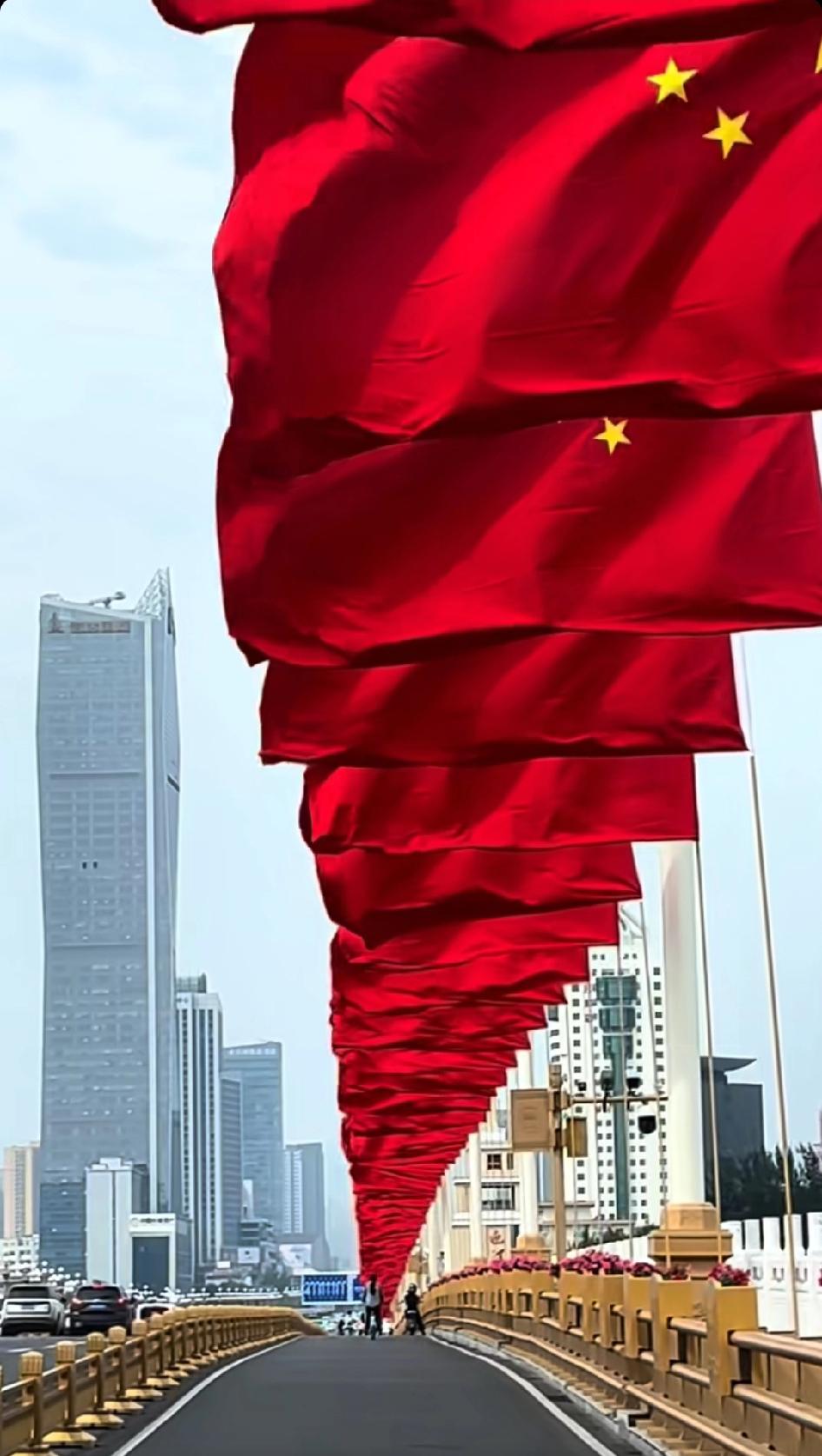 全国都这样好不好，太壮观了！
看着红色国旗就热血澎湃，只要桥上安排，应该都有这种