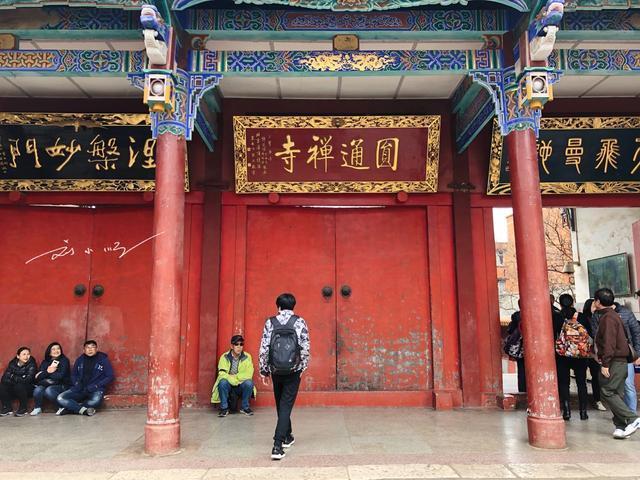 国内独一无二的“倒坡寺”，拜佛要走下坡路，好多游客都不知道？

昆明，位于我国的