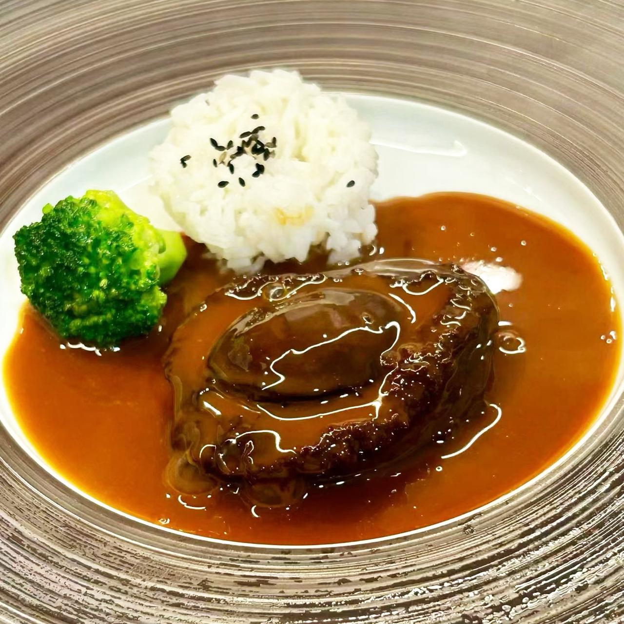 一份美味的主食，有肉、饭和西兰花。精致营养晚餐 吃米饭家常菜
