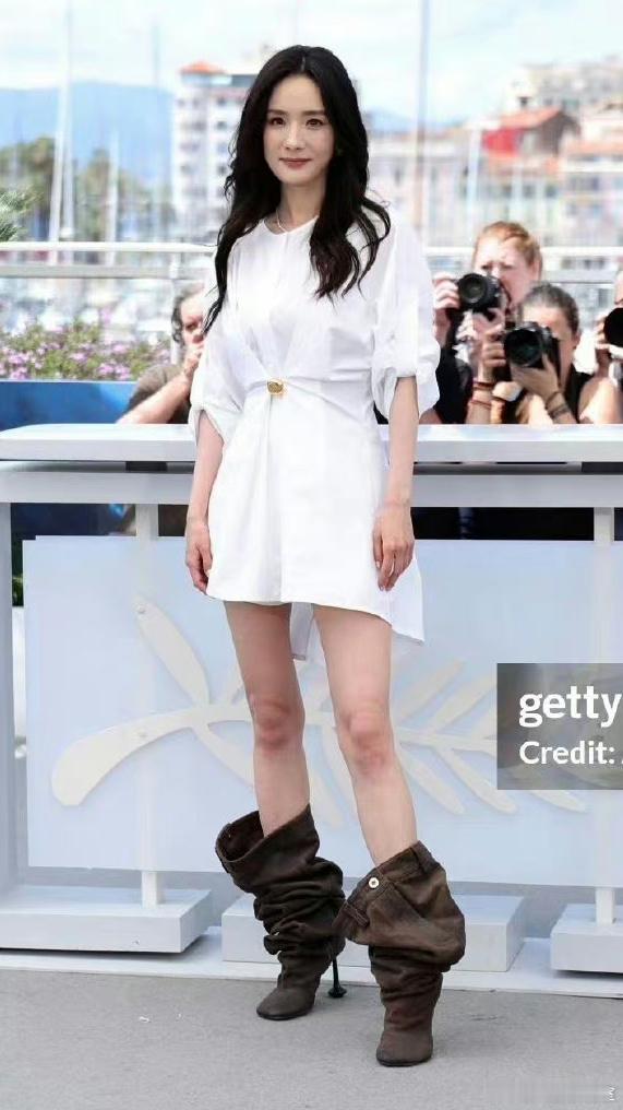 #杨幂靴子# 杨幂的膝盖，皱纹真的很明显！是不是平时不塑形啊 ​​​