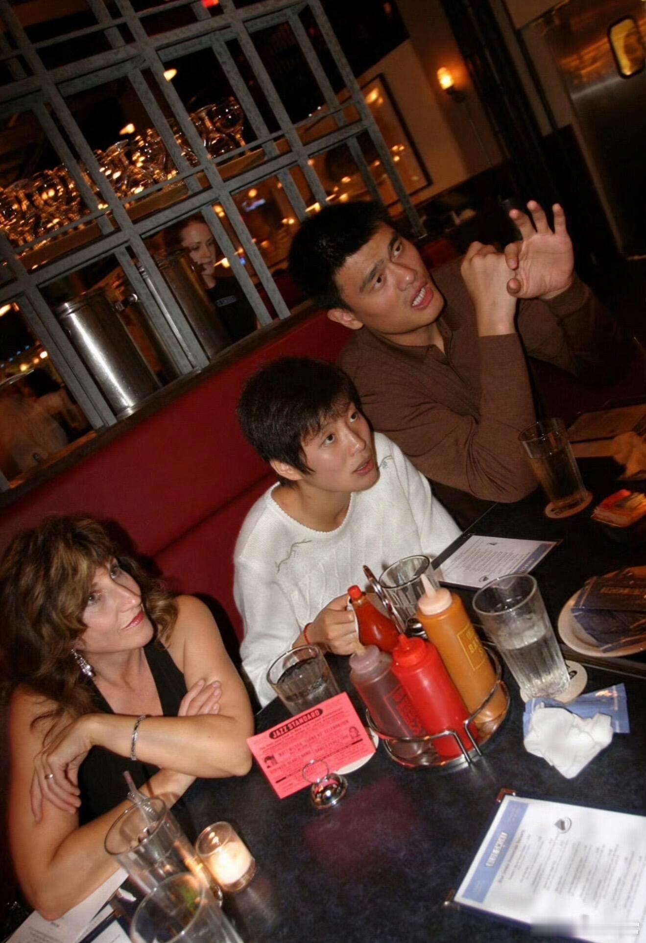 2005年，姚明带着女友叶莉在休斯顿一家餐厅吃饭。 ​​​