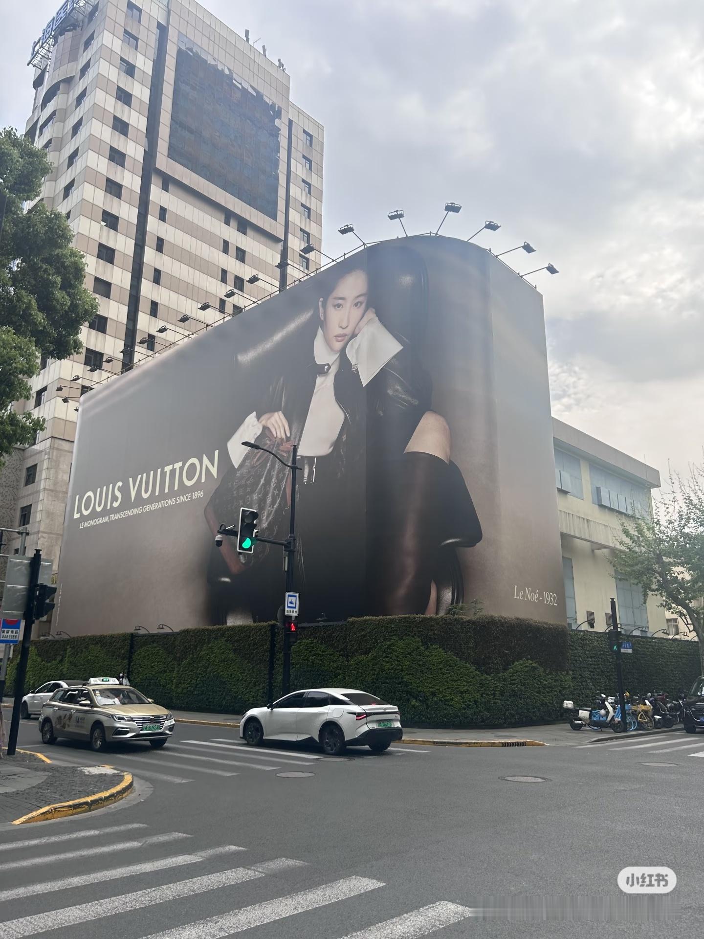 每天都有人打卡刘亦菲LV地广，太酷了，大咖的广告最牛，大咖的地广最大