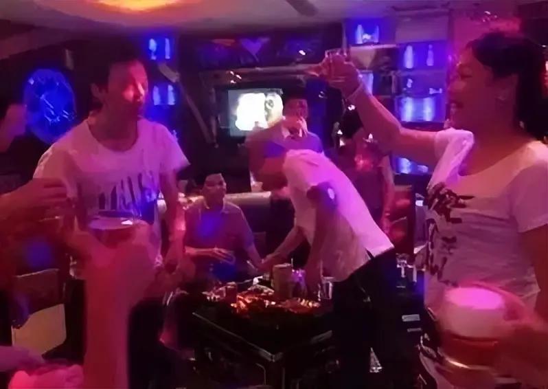杭州一全职太太背着生意人丈夫，在KTV点男模两年花掉160万。东窗事发后她哭着说