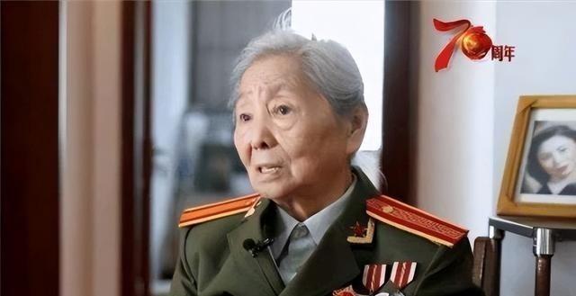1979年，我国女翻译刘禄曾在美国访问期间，突然发现一名美国男子一直盯着她看，几
