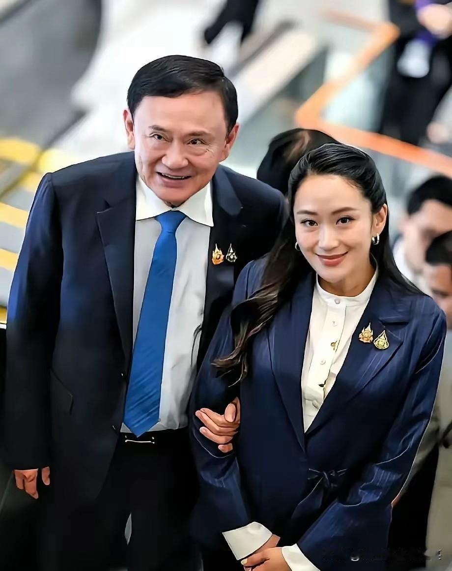 佩通坦陪着父亲他信到处走走，看得出来她是已有时间就会陪着家父到处走动，除了孝顺的
