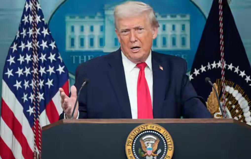 可就在这节骨眼上，一架美国军机突然调转航向，径直朝台海方向飞来。这手操作，直接把