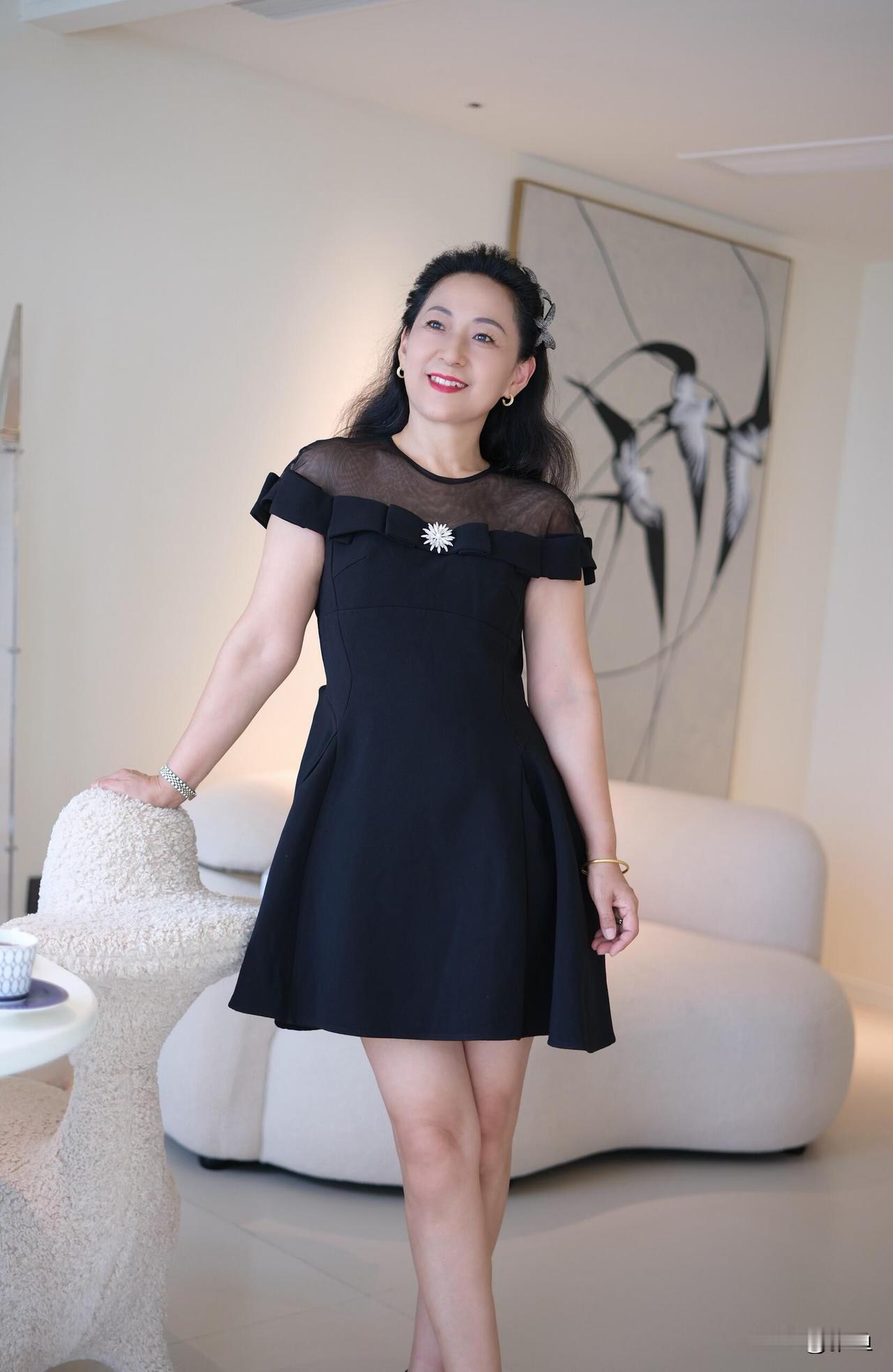 虽然现在流行新中式的装修风格个，但是我觉得现代简约也不失大气，干净，整洁甚至有种