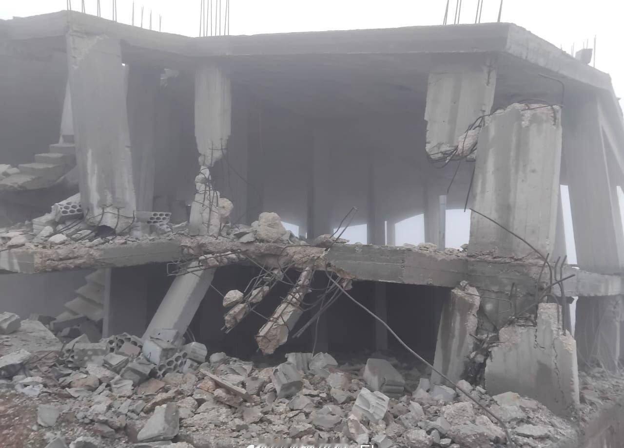 今天早上，以色列军队渗透到黎巴嫩南部梅斯山村郊区，并炸毁了两栋房屋。 ​​​