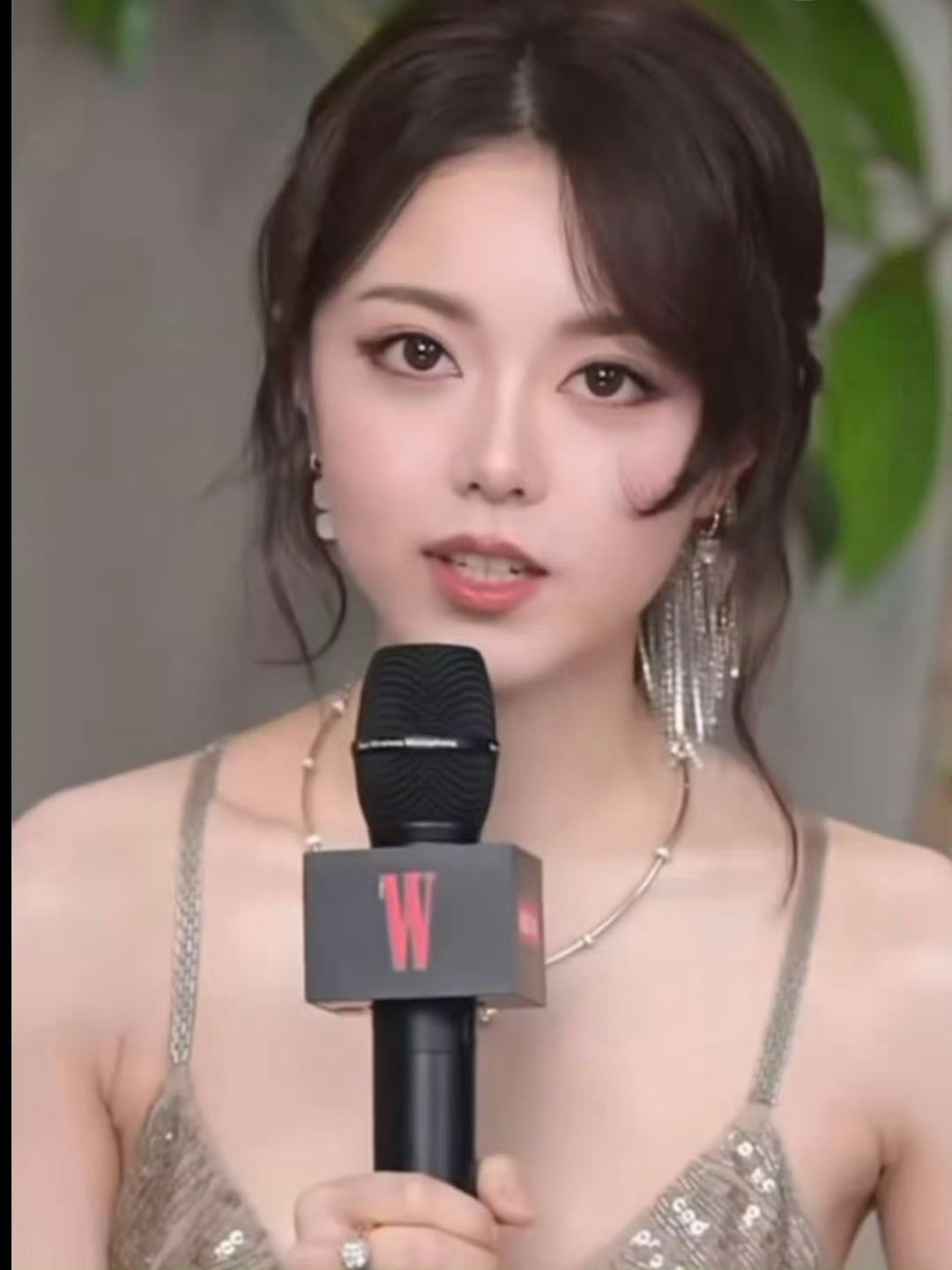 W直播间的打光把女明星们都衬得好美好通透 可以说是高度还原美貌了！个个都美我一大