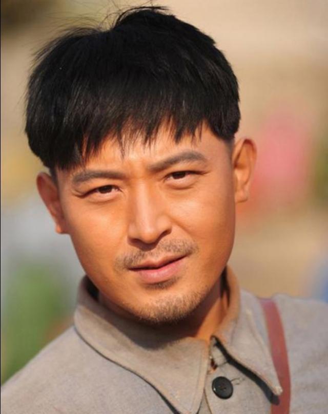 一个56岁的男人，在镜头前哽咽：你可以骂我，但别动我媳妇。
这背后，是8000条