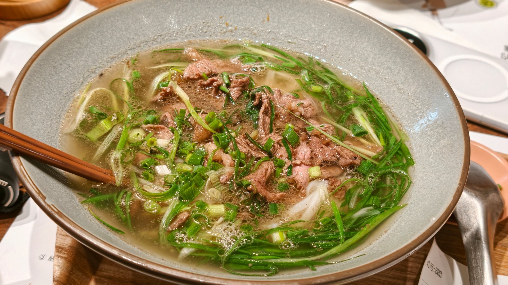 可能年纪大了，最近巨偏爱这种清淡范儿的牛肉河粉，清清爽爽的你们中午吃啥？ 深圳·